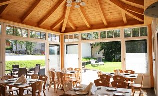 Jugendhotel Wagrain Speisesaal mit Blick auf Terrasse 1