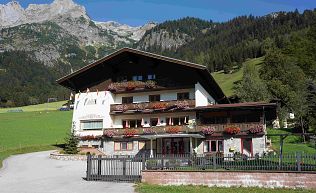 Jugendreisen Gruppenhaus St.Martin Tennengebirge Land Salzburg Außenansicht Sommer