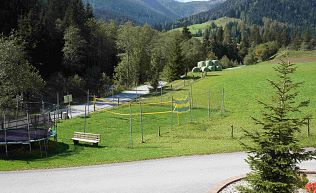 Jugendreisen Gruppenhaus St.Martin Tennengebirge Land Salzburg Spielfläche Volleyballplatz Trampolin