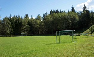 Jugendreisen Gruppenhaus St.Martin Tennengebirge Land Salzburg Spielwiese Fußballtore