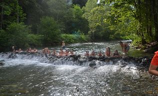 Jugendreisen Tyrol Jugendgästehaus Vorderglemm Mue Spielen am Bach 1