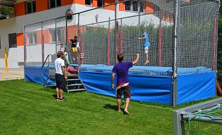 Jugendreisen Tyrol Jugendgästehaus Vorderglemm Mue Trampolin outdoor