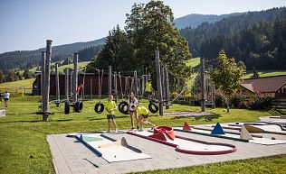 Wagrain Jugendhotel Aussenanlagen Minigolf Niederseilgarten