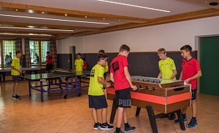 Wagrain Jugendhotel Sporthalle Tischtennis Tischfussball